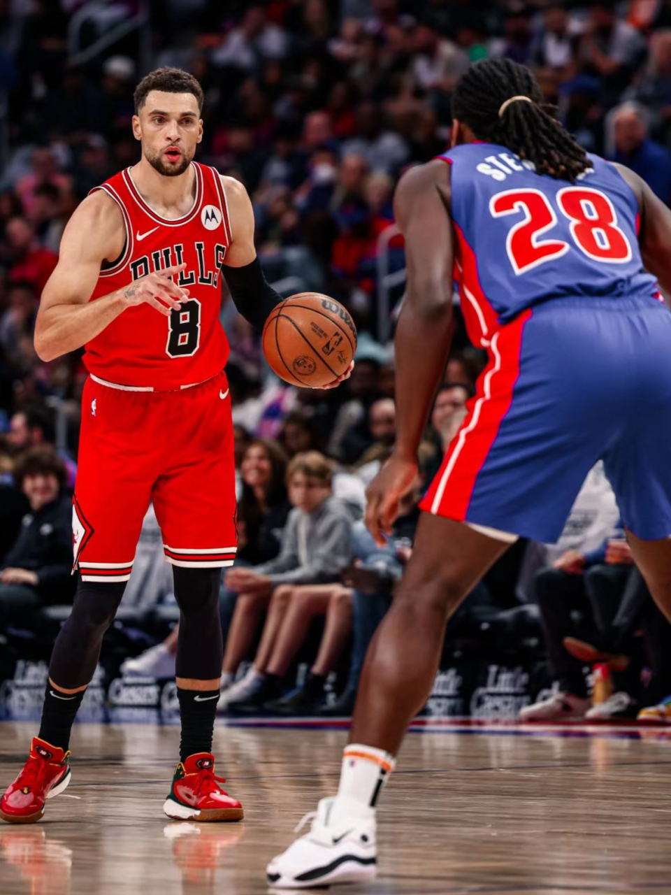 黑白直播nba在线观看-骑士主场大胜活塞，拉文表现抢眼成为最佳球员