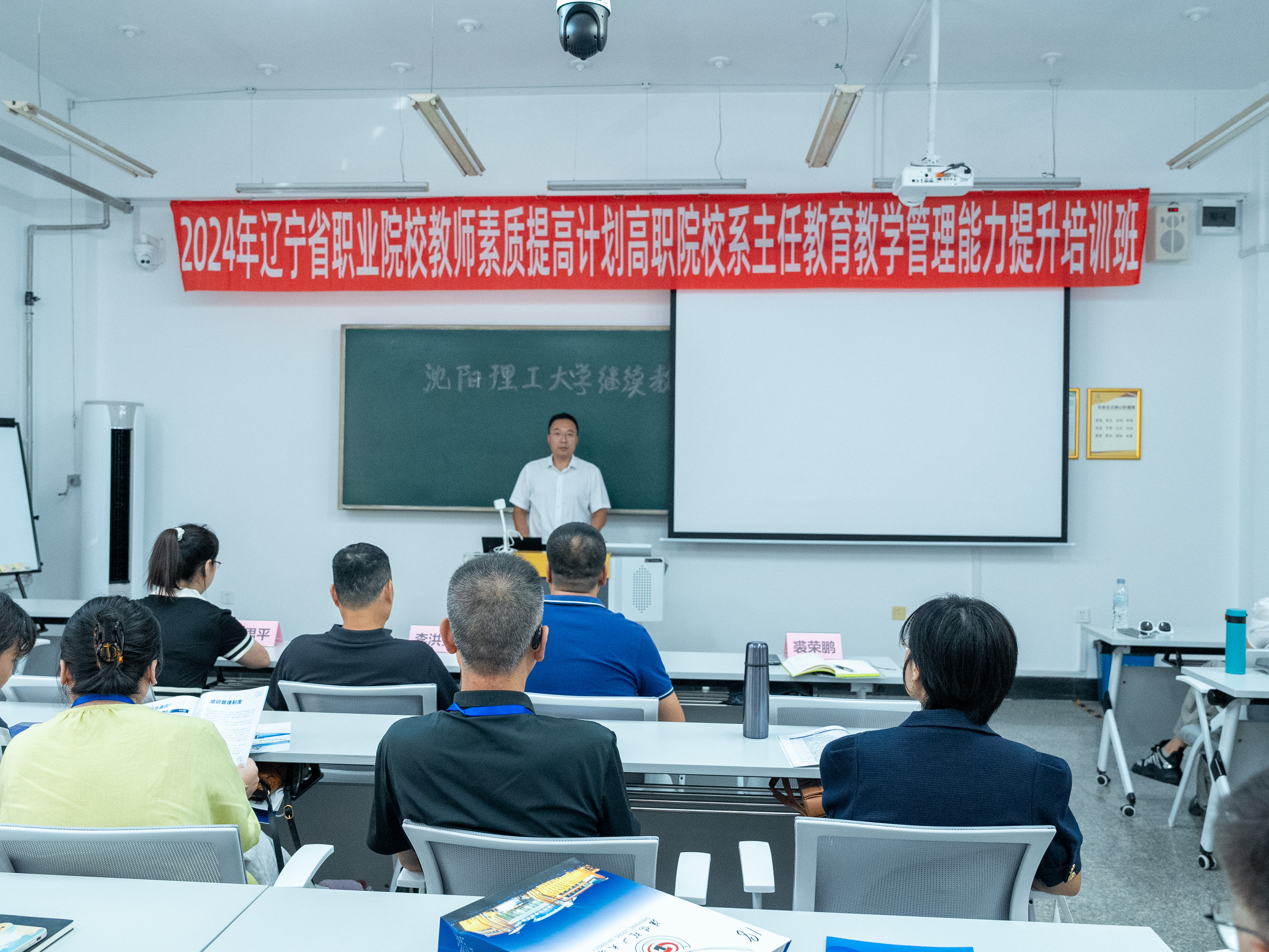 建立各种职业与工作机会，提升教育水平