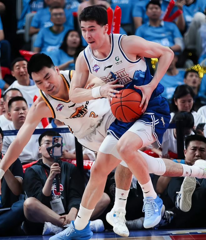 黑白直播免费体育直播-新疆男篮大胜北控,连胜达到三场