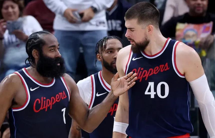 黑白直播网-防守端紧密合作,助球队战胜对手