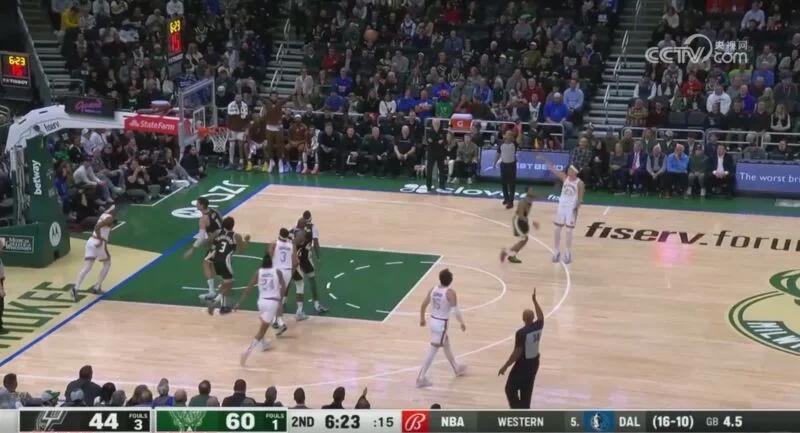 雄鹿主场大胜马刺,提前晋级季后赛 雄鹿主场大胜马刺,提前晋级季后赛